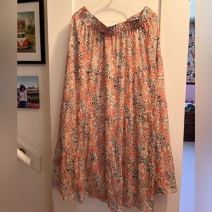 Like new Loft tiered midi skirt. Size large.